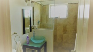 Dusche, Haartrockner, Handtücher, Shampoo