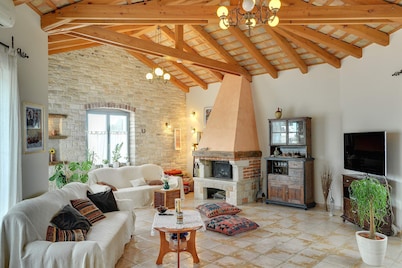 Very comfortable villa with pool and top equipment and QUIET LOCATION
