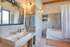 Badewanne, Whirlpool, Haartrockner, Bidet