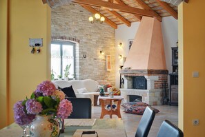 Smart-TV, peis, bøker og stereoanlegg