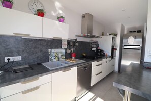 Kühlschrank, Mikrowelle, Ofen, Herdplatte