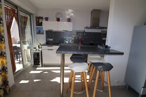Réfrigérateur, micro-ondes, four, plaque de cuisson