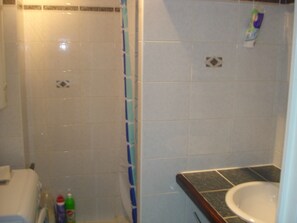 Dusche, Haartrockner, Seife, Toilettenpapier
