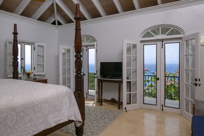 4 bedrooms, in-room safe, iron/ironing board, free WiFi - Stunning views! Infinity pool. 5* South Shore home. (Cruz Bay)