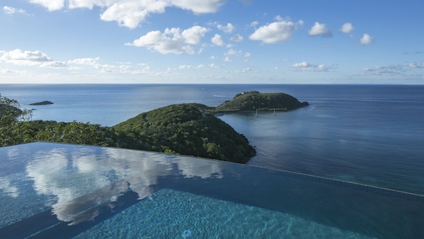 Una piscina infinita con vistas despejadas al océano y a las islas.