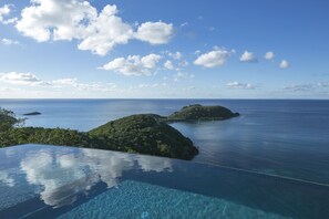 An infinity pool with a clear view of the ocean and islands. - Stunning views! Infinity pool. 5* South Shore home. (Cruz Bay)