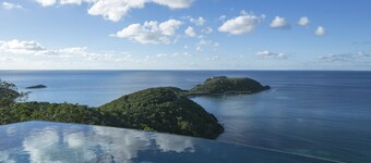 Stunning views! Infinity pool. 5* South Shore home.