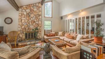 Smart TV, fireplace, Netflix, Hulu