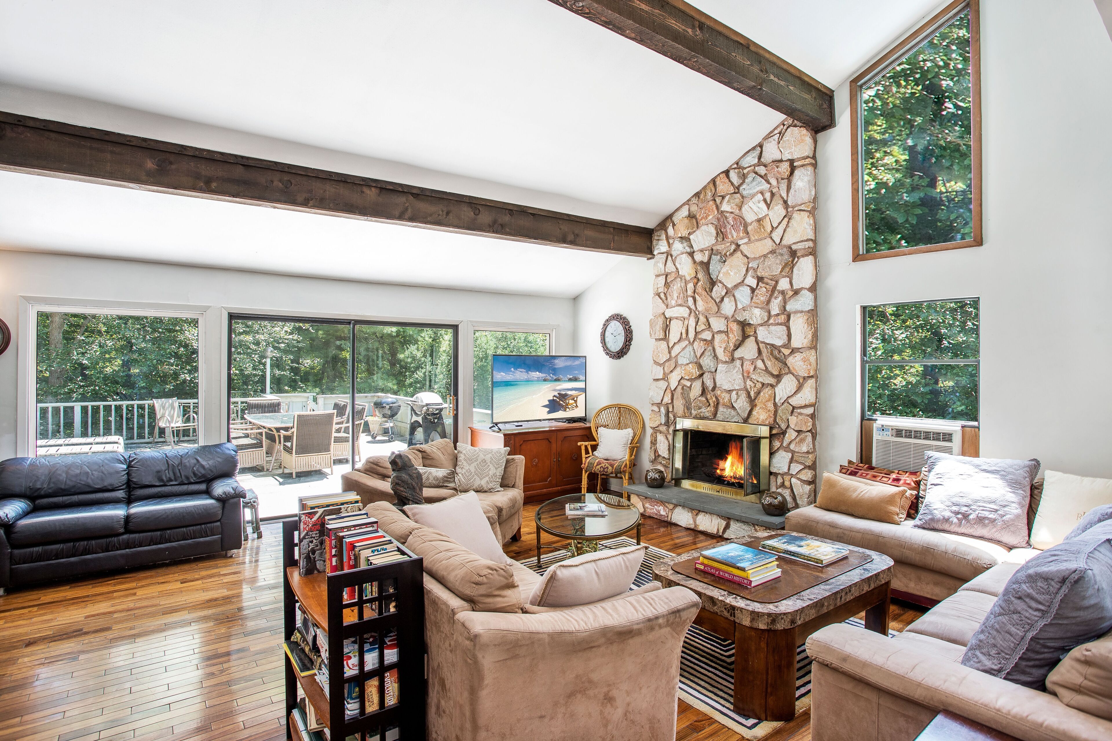 Smart-tv, eldstad, Netflix och Hulu