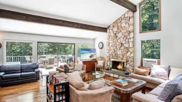 Smart TV, fireplace, Netflix, Hulu