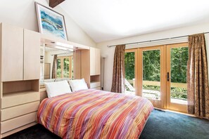 6 bedrooms, iron/ironing board, WiFi, bed sheets