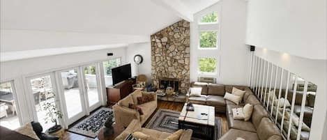 Smart TV, fireplace, Netflix, Hulu