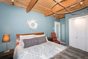 Queen - Stunning Designer Town Home in Lakefront Complex w/ Pool, Private Beach, Tennis (Tahoe City)