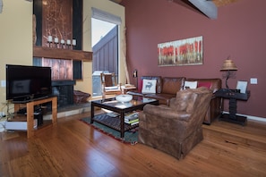 Living area - Stunning Designer Town Home in Lakefront Complex w/ Pool, Private Beach, Tennis (Tahoe City)