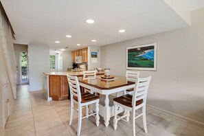 Dining - Surf Court 30 - Updated 2 Bedroom Condo - Short Walk to Beach (Hilton Head Island)