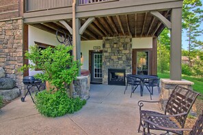 Outdoor dining - New 2BR Ski In/Ski Out Creekside Condo | Complete Remodel | Private Hot Tub (Boyne City)