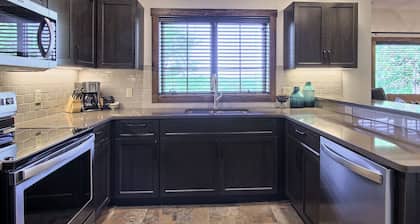 Nueva 2BR Ski In / Ski Out Conkside Condo - Completamente remodelado