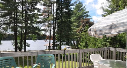 Linda cabaña de cuatro estaciones con playa de arena en el lago Muskoka
