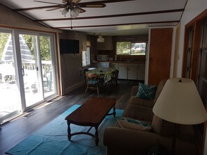 Smart-TV, peis, DVD-spiller og filmbibliotek