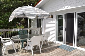Outdoor dining - Lake Muskoka Cottage with Sandy Beach (Port Carling)