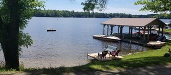 Söt stuga med fyra säsonger med sandstrand vid Muskoka-sjön