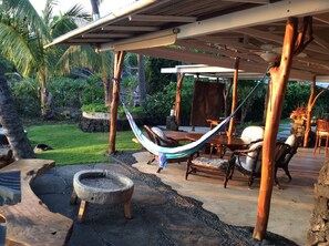 Outdoor dining - Oceanfront Private Home, AC, Outdoor Kitchen, Magic Sands, Lymans Bay, Turtles! (Kailua-Kona)