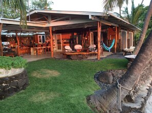 Outdoor dining - Oceanfront Private Home, AC, Outdoor Kitchen, Magic Sands, Lymans Bay, Turtles! (Kailua-Kona)