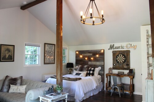 Bluebird Cottage in the Heart of Historic Downtown Franklin