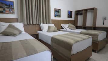 Kamar Triple Standar, 3 Tempat Tidur Twin, Bebas Asap Rokok | Minibar, meja kerja, tempat tidur bayi gratis, dan Wi-Fi gratis