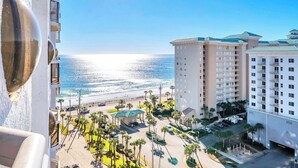 Um hotel com vista para a praia e o oceano.