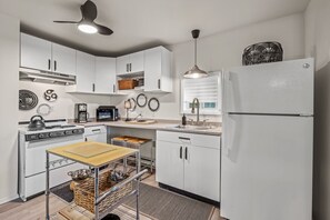 Een koelkast, een magnetron, een oven, een kookplaat