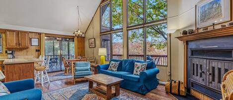 Una televisión, una chimenea