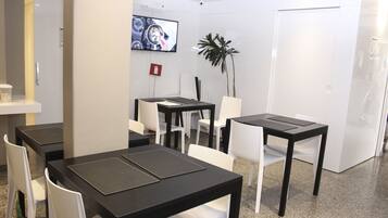 Quarto duplo luxo, para não fumantes | Opções para refeição no quarto