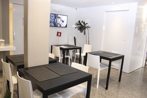 Deluxe Twin Room, Non Smoking | In-room dining - Hotel Alpha (Uberlandia)