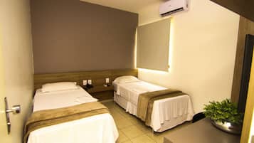 Escritorio, cortinas blackout y sistema de insonorización