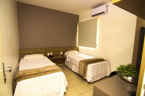 Skrivebord, blendingsgardiner, lydisolert og strykejern/-brett