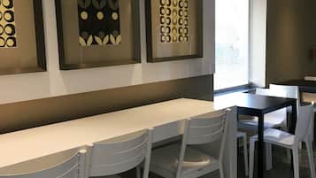 Deluxe dubbelrum - icke-rökare | Frukostområde | Gratis frukostbuffé varje dag