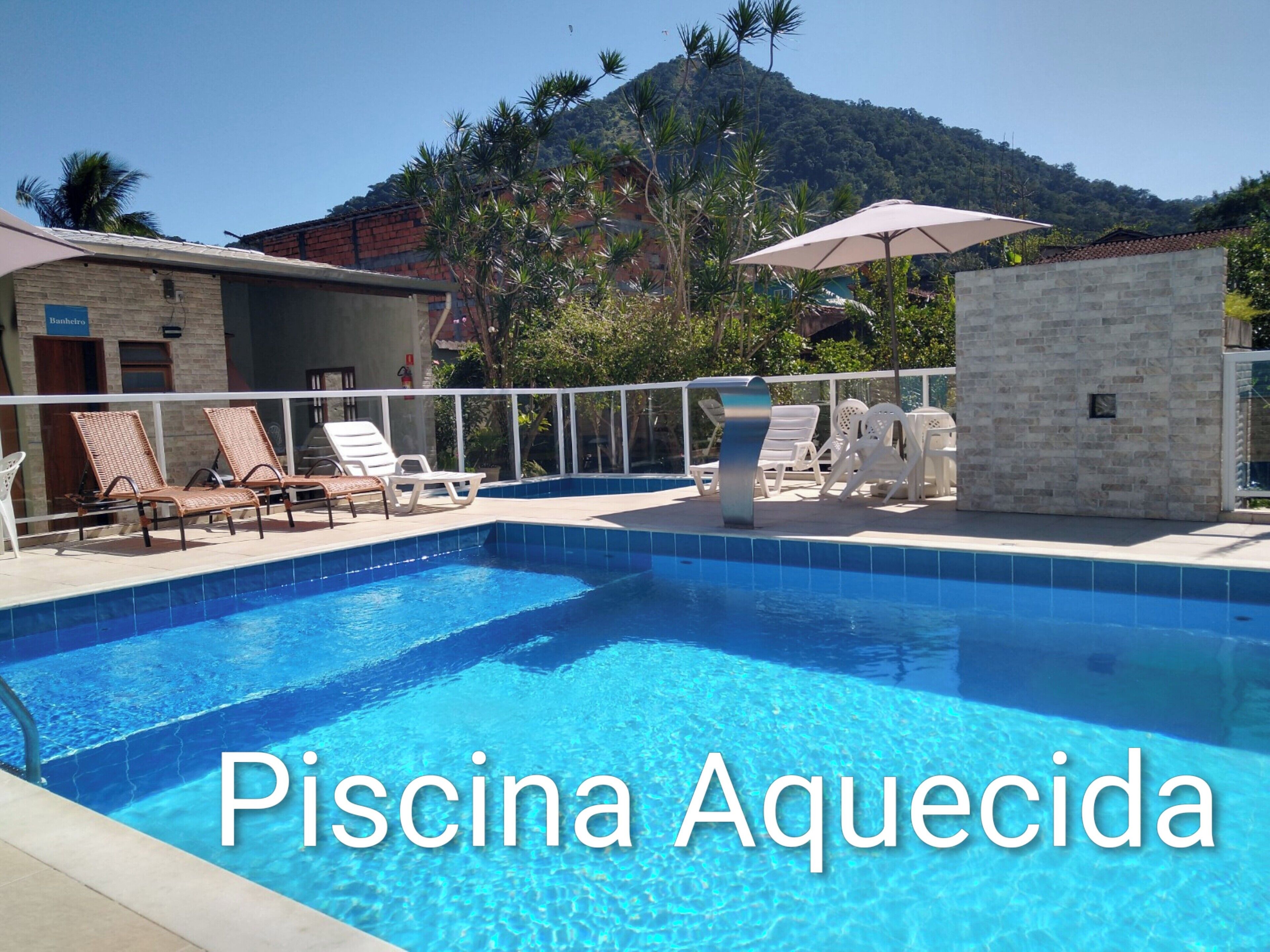 Piscina externa, funciona das 10h às 21h, guarda-sóis, espreguiçadeiras