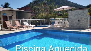 Piscina externa, funciona das 10h às 21h, guarda-sóis, espreguiçadeiras