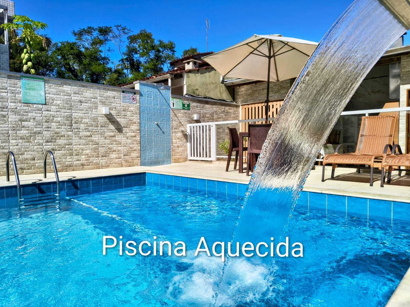 Una piscina al aire libre (de 10:00 a 21:00), sombrillas, tumbonas