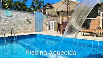 Piscine extérieure, accès possible de 10 h à 21 h, parasols