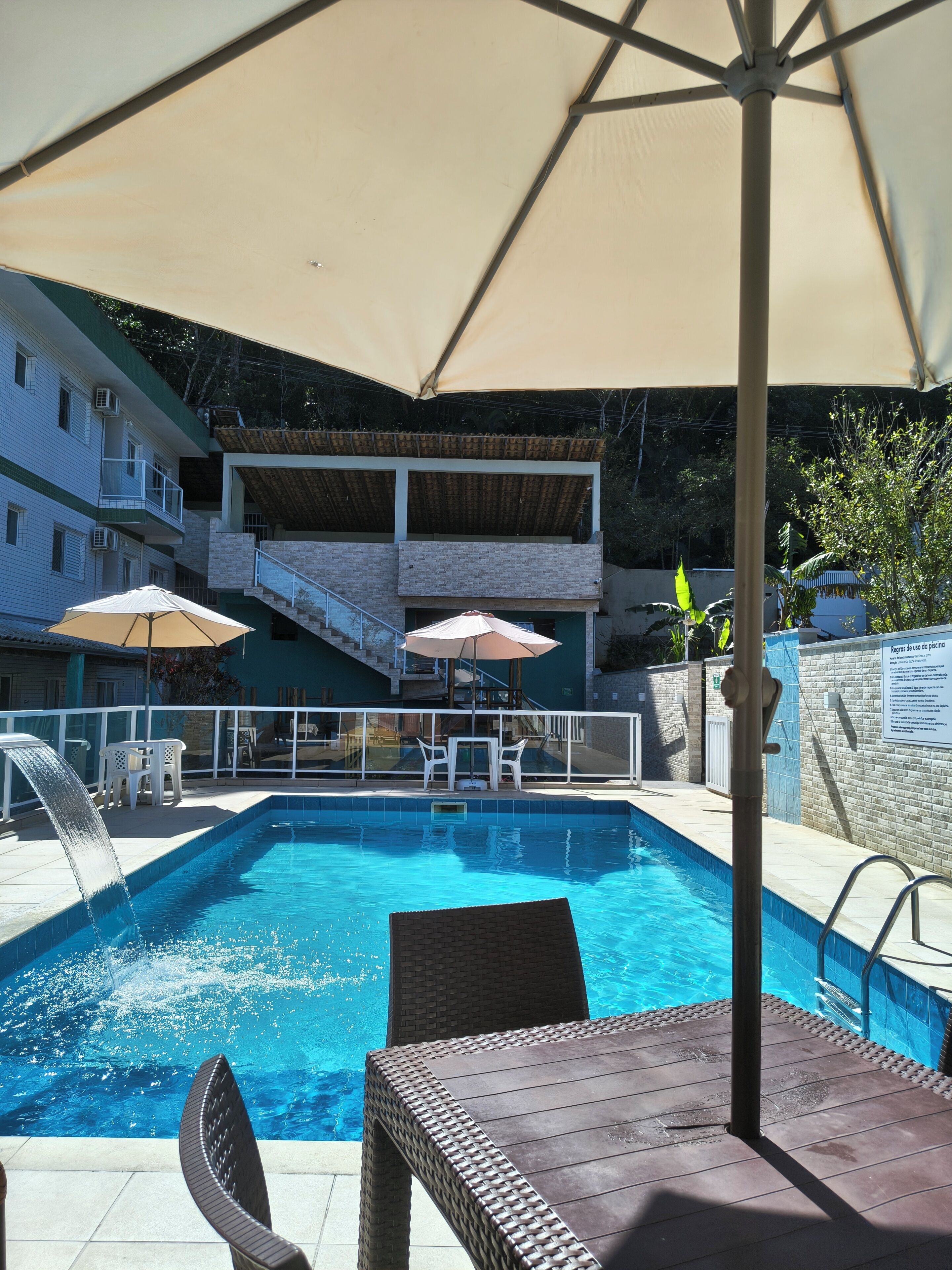 Una piscina al aire libre (de 10:00 a 21:00), sombrillas, tumbonas