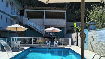 Piscine extérieure, accès possible de 10 h à 21 h, parasols