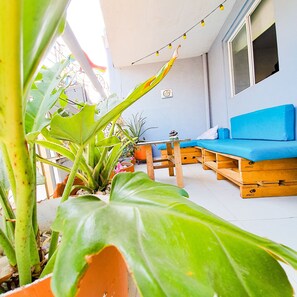 32-inch flat-screen TV with digital channels, Netflix, pay films - La Mercedes Lite Hostal By MH (Cali)