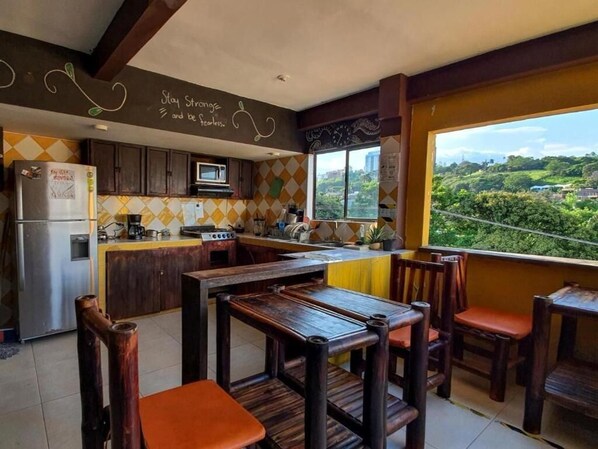 32 吋平面電視連數碼電視頻道、Netflix、收費電影