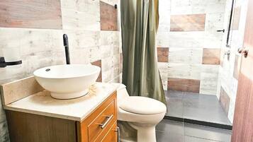 Habitación Deluxe | Baño | Regadera y toallas