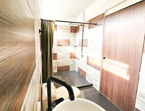 Shower, towels - La Mercedes Lite Hostal By MH (Cali)