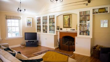 Villa de lujo, 3 habitaciones, no fumadores | Zona de estar | Una televisión de pantalla plana, una chimenea, un reproductor de DVD