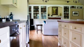 Luxury Villa, 3 Bedrooms, Non Smoking | Private kitchen | Full-size fridge, microwave, oven, stovetop