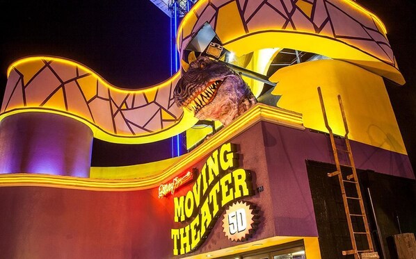 A building with a sign that reads "MOVING THEATER 5D".